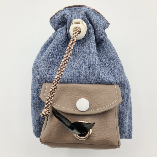 Futterbeutel mit integriertem Kotbeutelspender in Jeans Blau und Beige